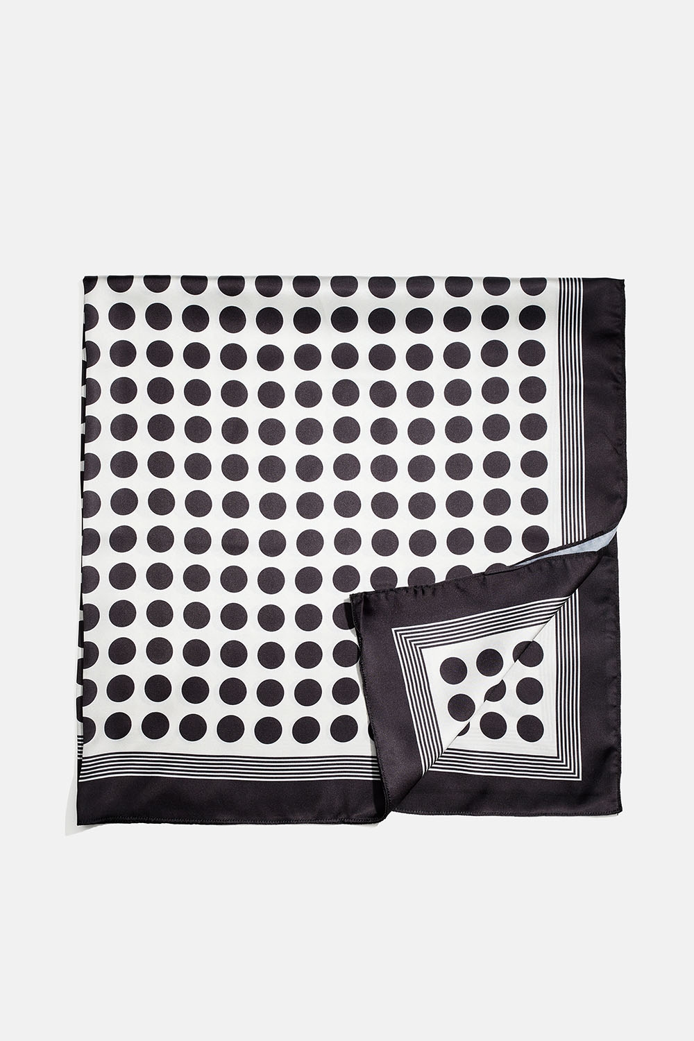 Satiinihuivi, jossa mustia pilkkuja ryhmässä Store week / @ Glitter (171001539400)