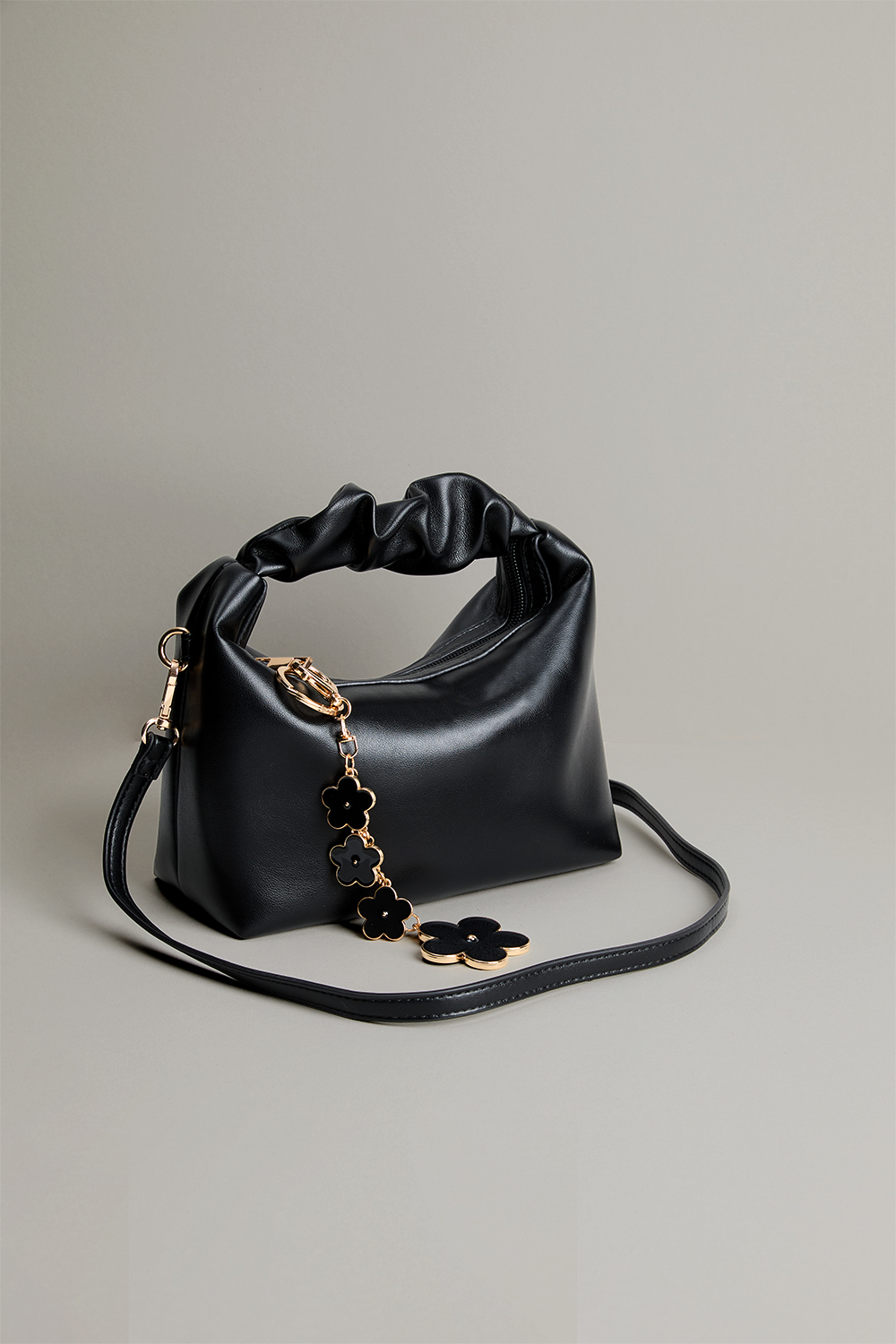 Pieni musta laukku, jossa on ryppyinen kantokahva ryhmässä Store week / @ Glitter (172001779000)