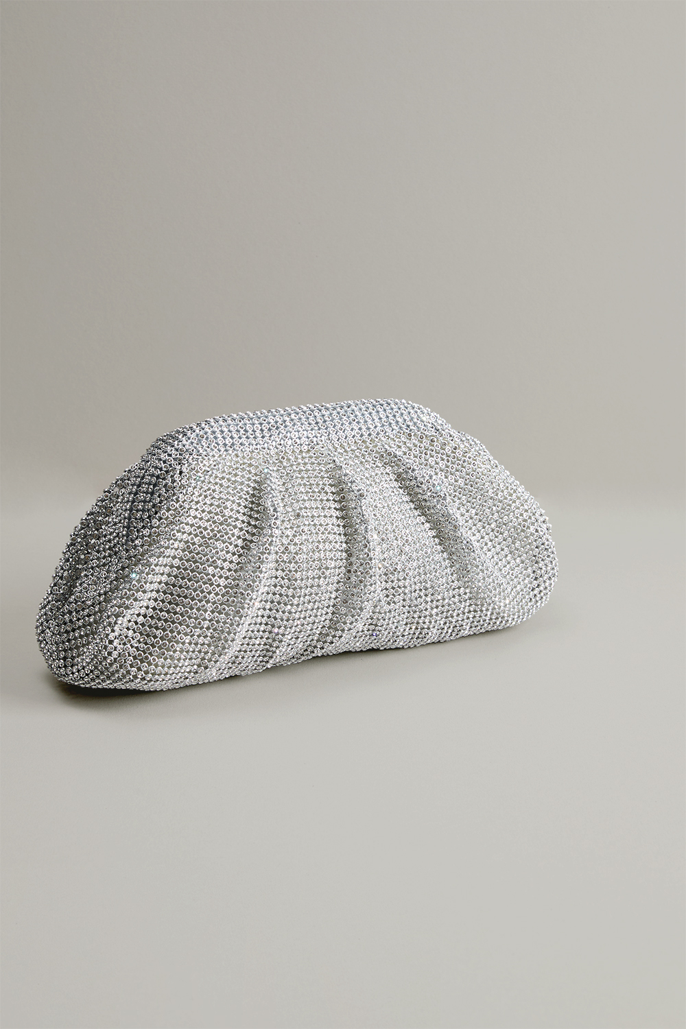 Pehmeä hopeanvärinen kirjekuorilaukku strassikivillä koristeltuna ryhmässä Store week / @ Glitter (172001851000)