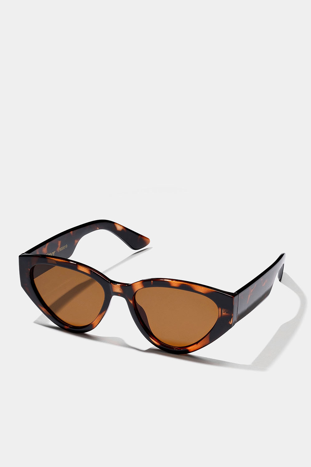 Aurinkolasit, joissa pyöristetty cat eye -muotoilu ryhmässä Asusteet / Aurinkolasit @ Glitter (17600019)