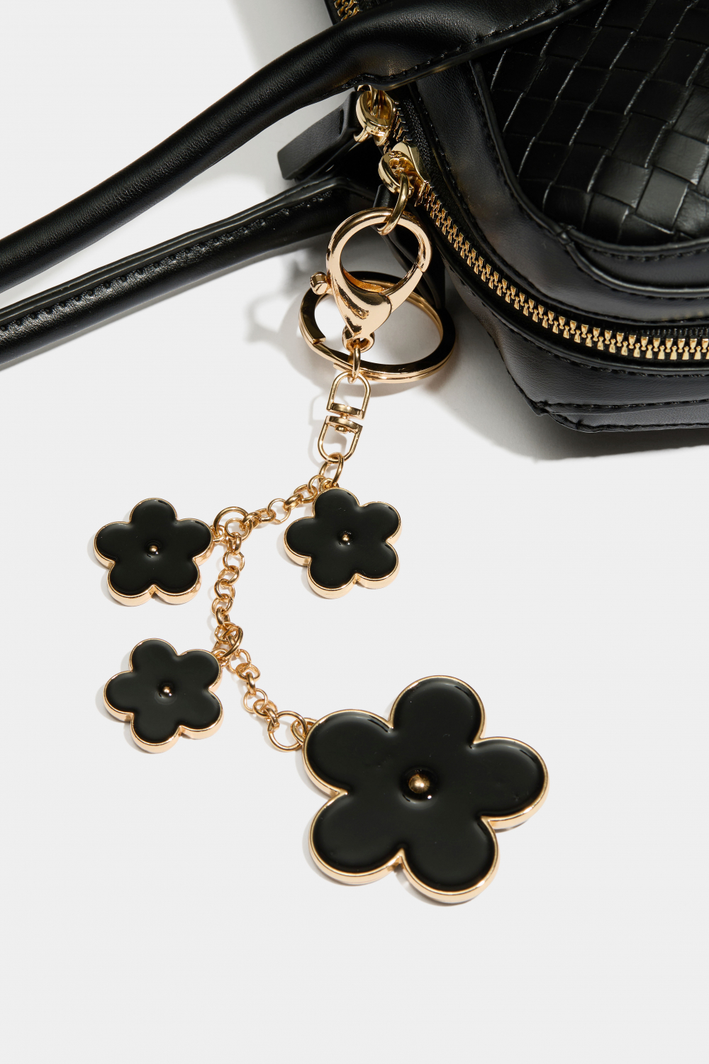 Laukkukoriste mustalla kukalla ryhmässä Laukut / Bag charms @ Glitter (177000509000)
