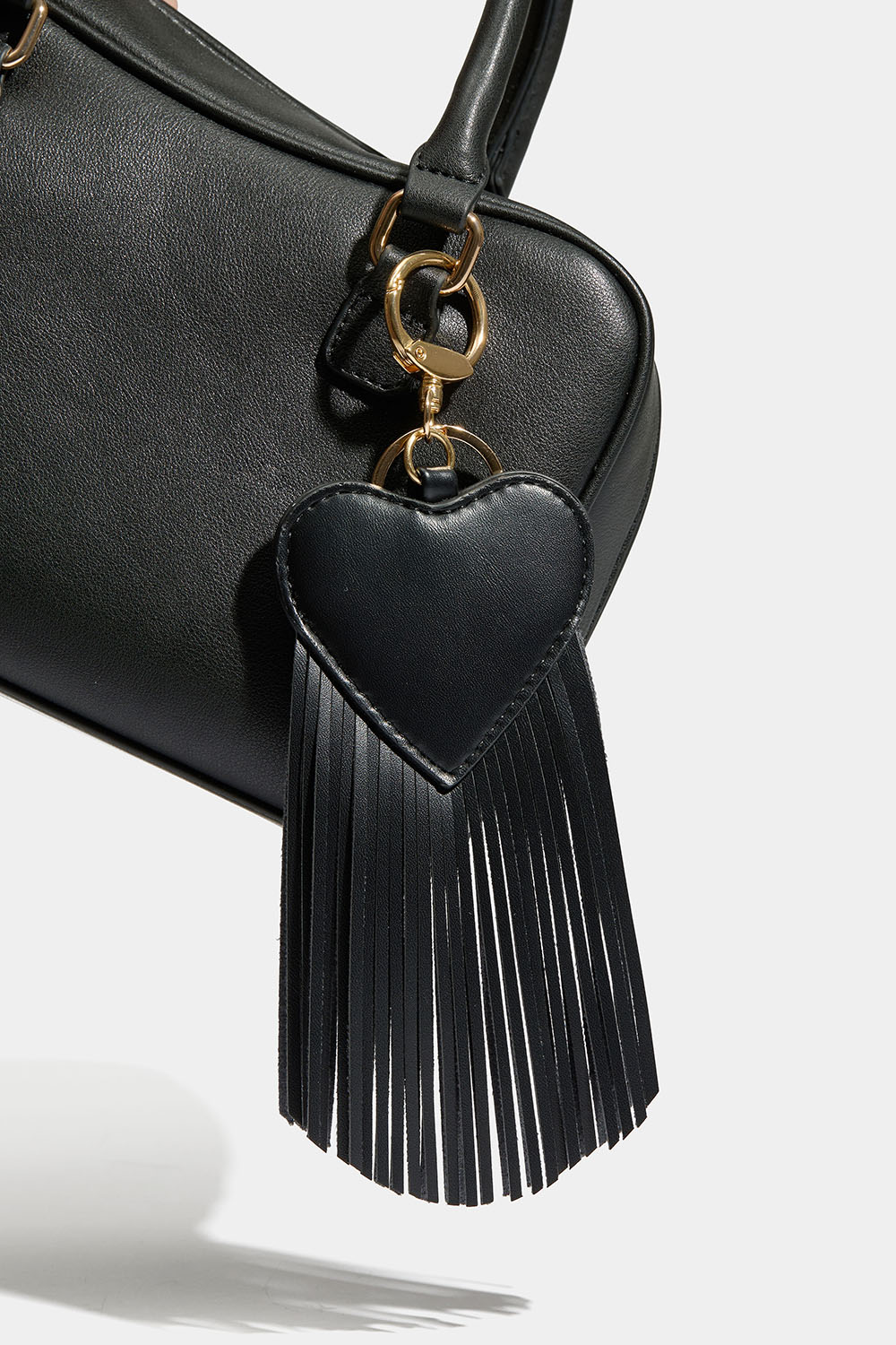 Laukkukoriste, jossa sydän ja hapsuja ryhmässä Laukut / Bag charms @ Glitter (177000609000)