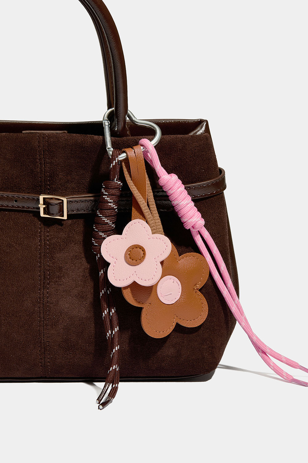 Laukkukoriste, jossa kukkia ja narua ryhmässä Laukut / Bag charms @ Glitter (177000625400)