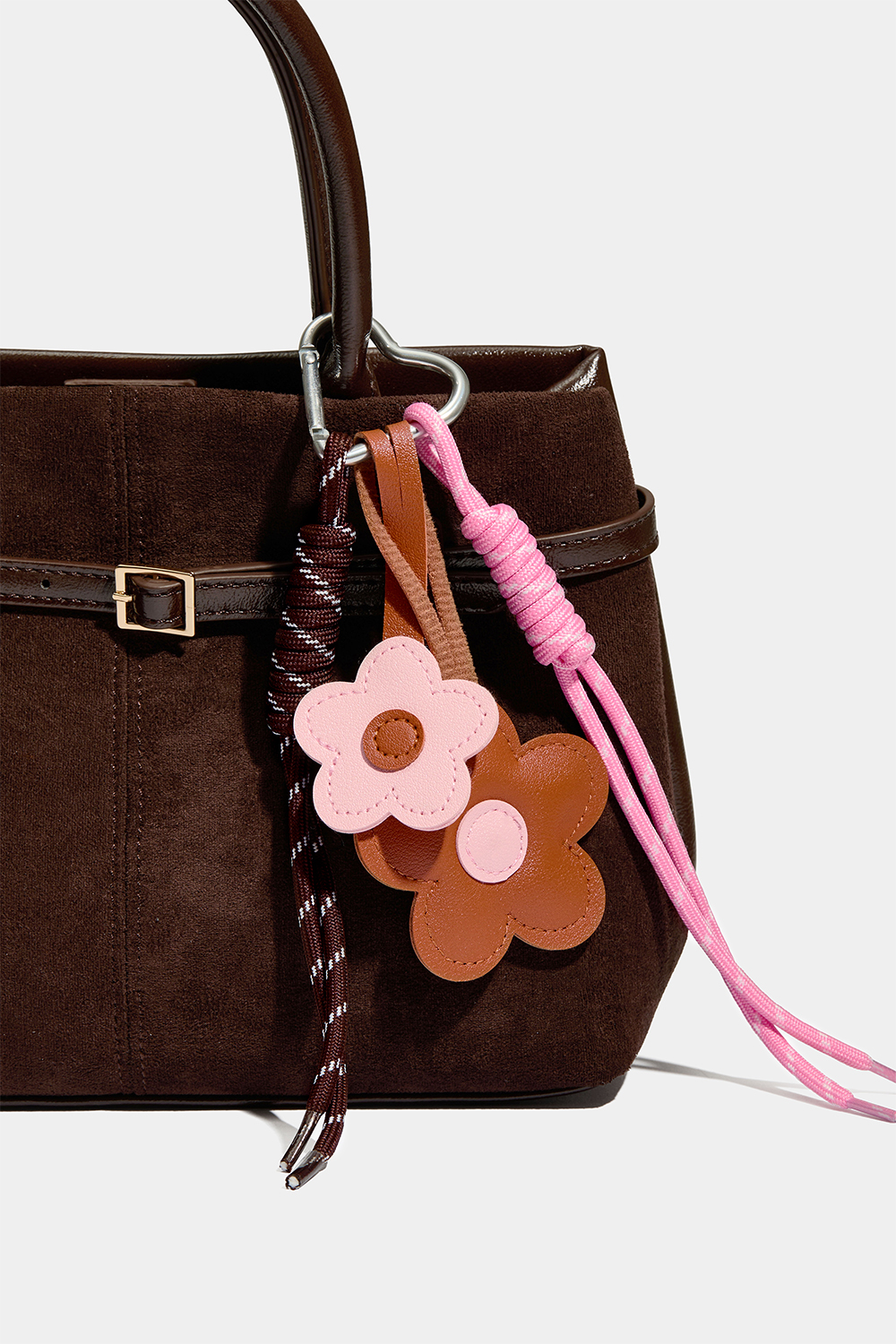 Laukkukoriste, jossa kukkia ja narua ryhmässä Laukut / Bag charms @ Glitter (177000625400)