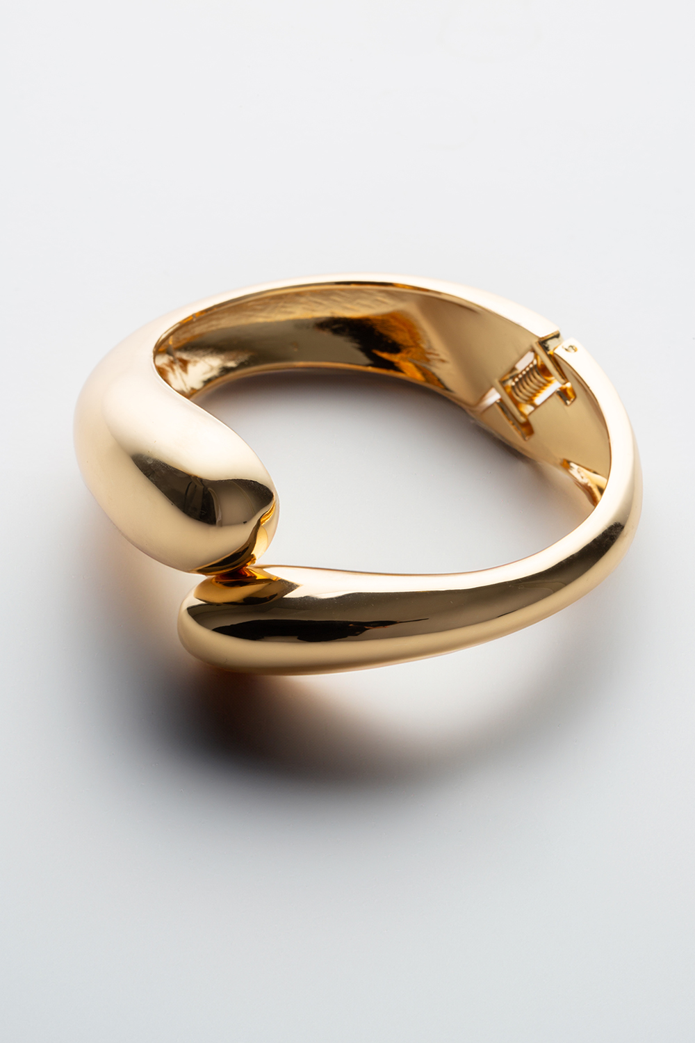 Kullanvärinen leveä rannerengas, jossa on pyöristetyt muodot. ryhmässä Korut / Rannekorut / Leveät @ Glitter (251001342002)