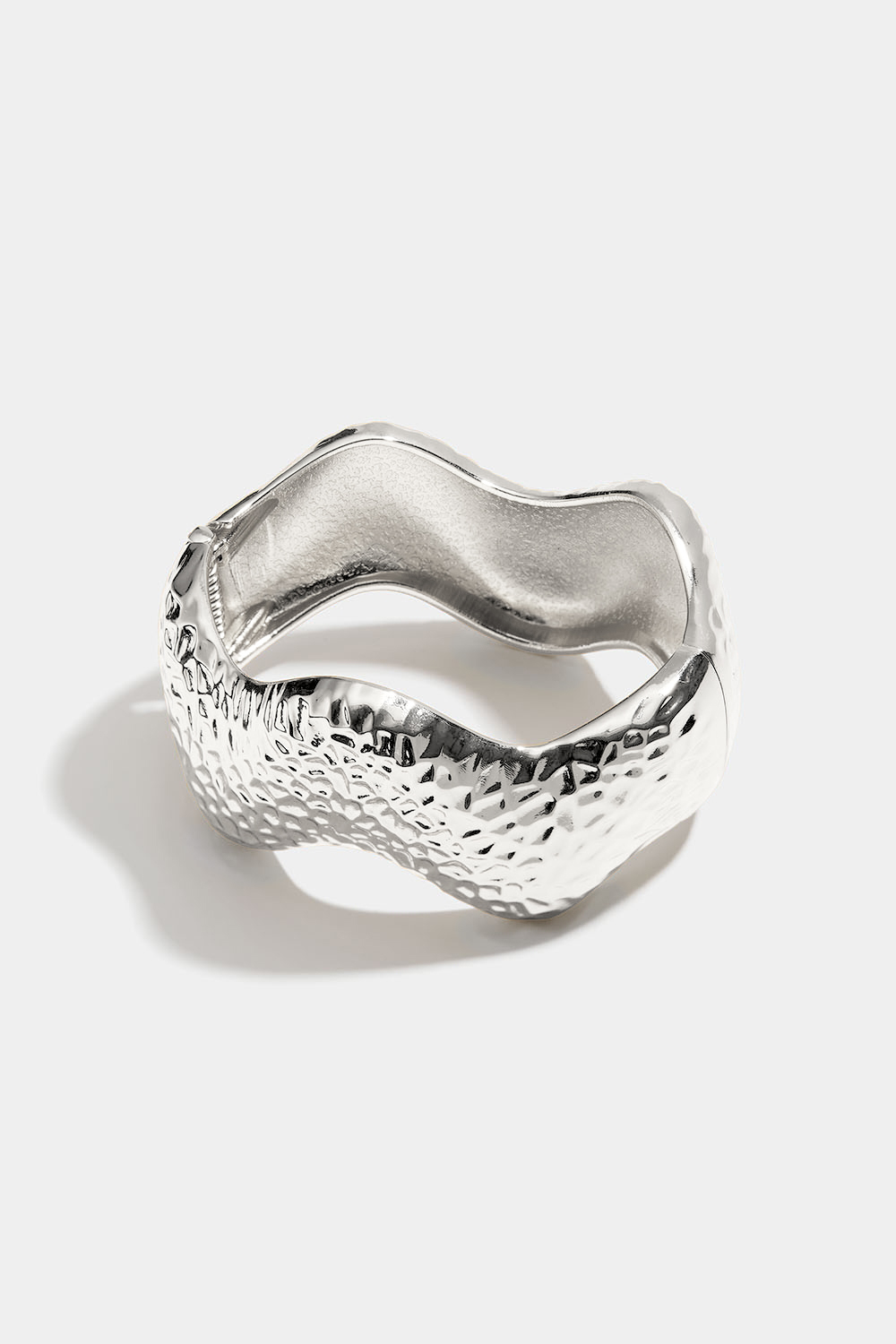 Kullanvärinen rannerengas, jossa on taottu pinta ryhmässä Ale / Korut @ Glitter (251001581001)