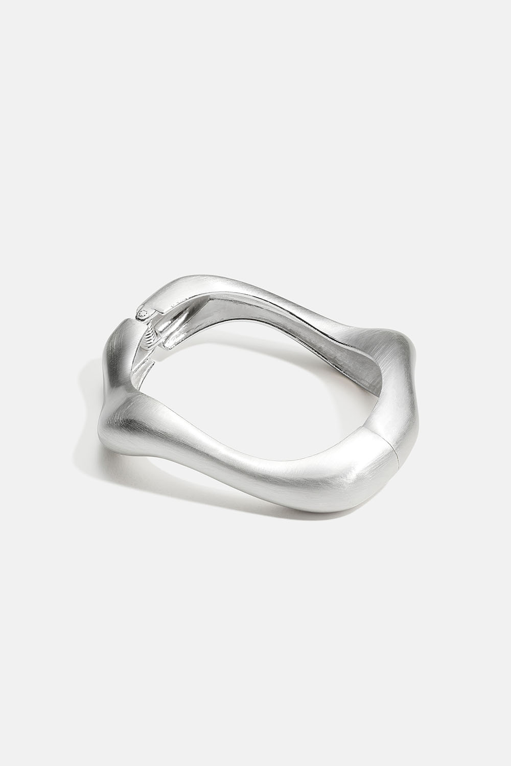 Aaltomainen ja pinnaltaan harjattu rannerengas ryhmässä Korut / Rannekorut / Leveät @ Glitter (251001901001)