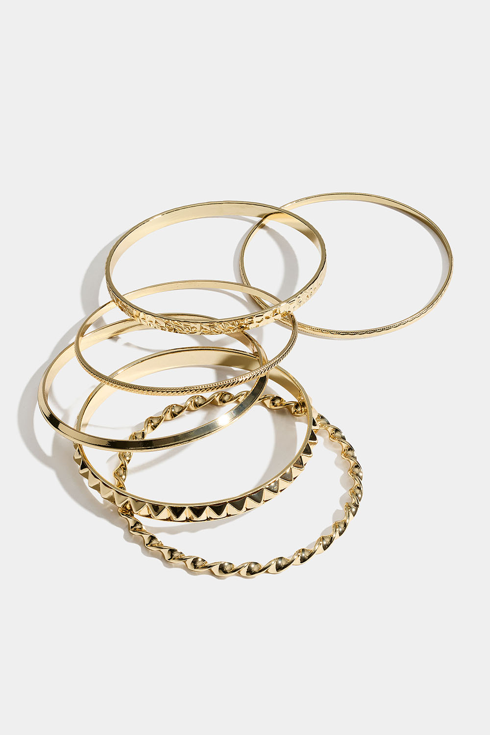 Erilaisia kullanvärisiä rannerenkaita, 6 kpl ryhmässä Korut / Rannekorut @ Glitter (251002092002)