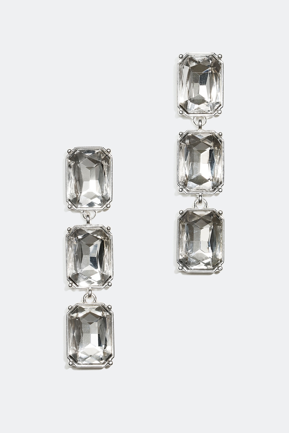 Hopeanväriset korvakorut, joissa nelikulmaisia lasikiviä ryhmässä Korut / Korvakorut @ Glitter (253002551000)