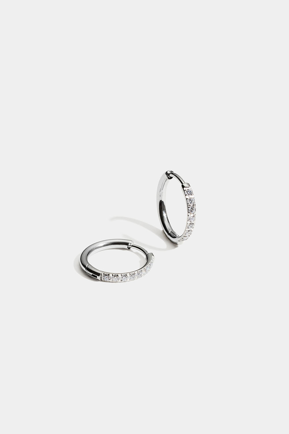 Pienet teräskorvarenkaat, joissa on Cubic Zirconia -kivi ryhmässä Teräs / Teräksiset korvakorut @ Glitter (253004431601)