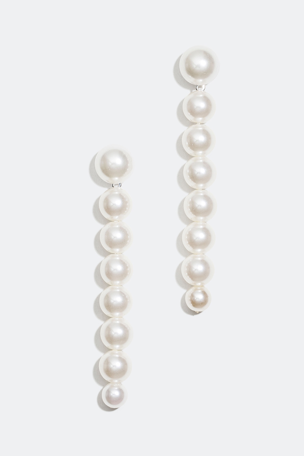 Pitkät korvakorut, joissa valkoisia helmiä ryhmässä Korut / Korvakorut @ Glitter (253004583001)