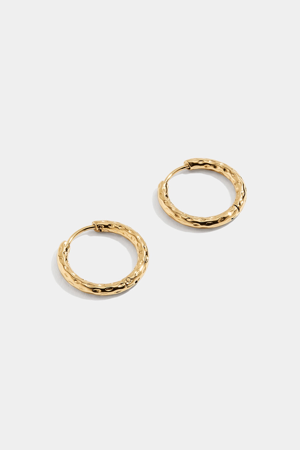 Taotut teräksiset korvarenkaat, joissa 18k kultaus ryhmässä Korut / Korvakorut / Korvarenkaat @ Glitter (253009332002)