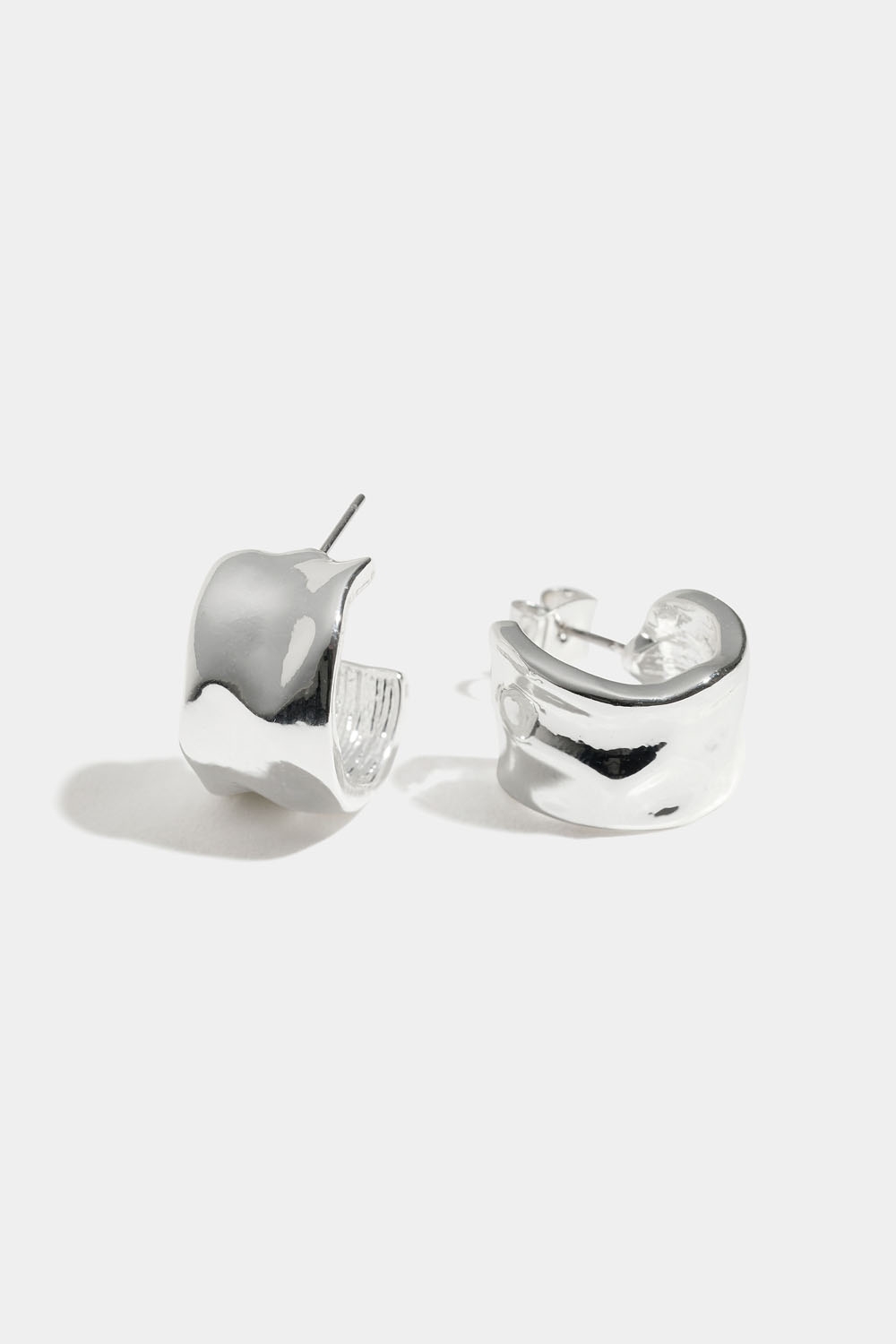 Leveät renkaat orgaanisella pinnalla ryhmässä Korut / Korvakorut @ Glitter (253009461001)