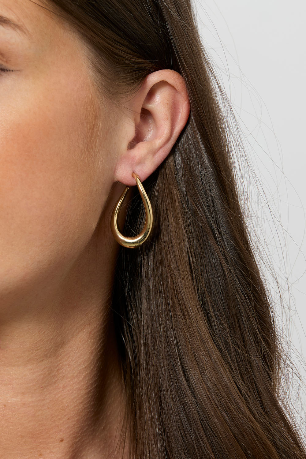 Kullanväriset korvarenkaat, joissa aaltoileva muoto ryhmässä Korut / Korvakorut / Korvarenkaat @ Glitter (253009512002)