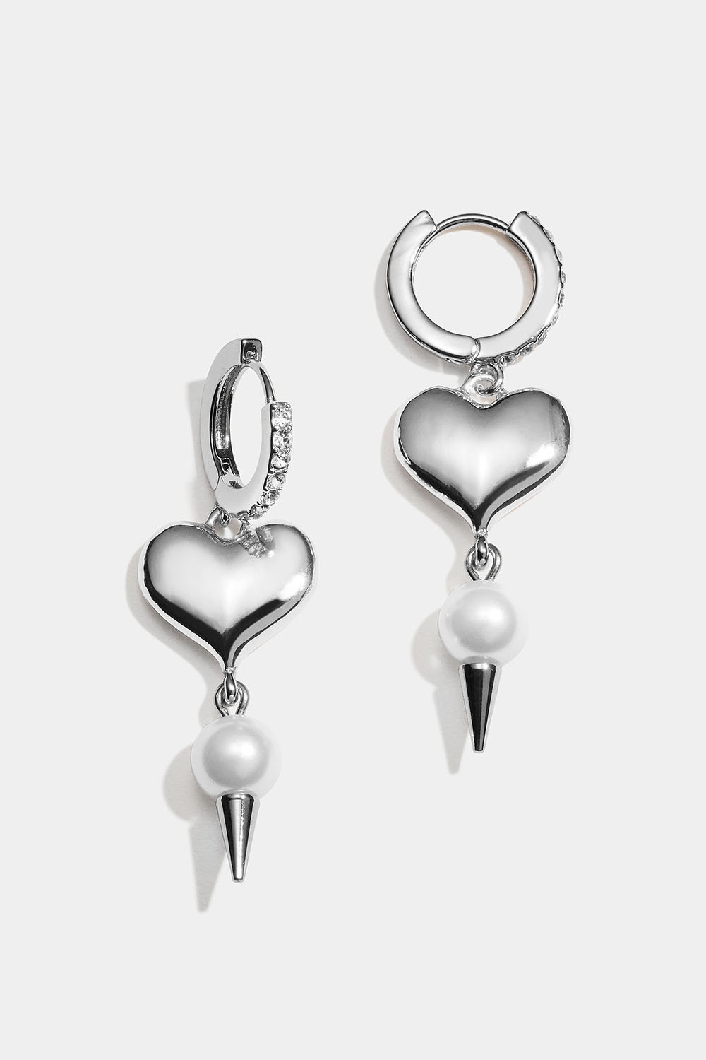 Korvarenkaat, joissa sydän, helmi ja niitti ryhmässä Korut / Korvakorut / Korvarenkaat / Korvarenkaat riipuksilla @ Glitter (253010031001)