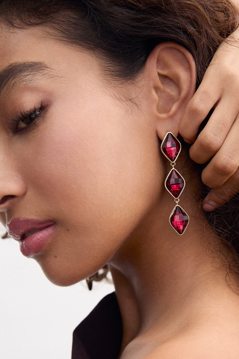 Korvakorut timantinmuotoisilla viininpunaisilla lasikivillä ryhmässä Store week / @ Glitter (253010046302)