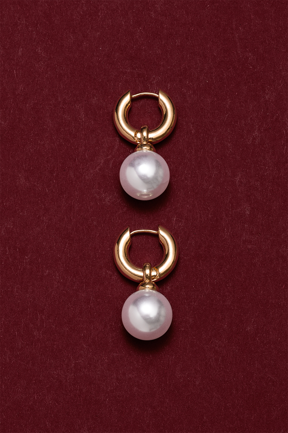 Paksut kullanväriset korvarenkaat, joissa on iso pyöreä helmi ryhmässä Korut / Korvakorut / Korvarenkaat / Korvarenkaat riipuksilla @ Glitter (253010202002)