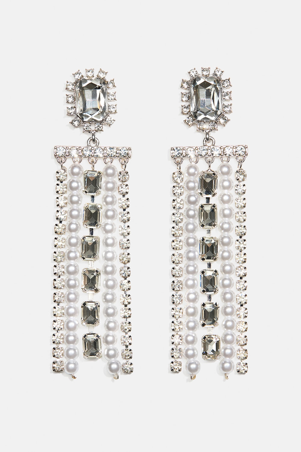 Korvakorut, joissa on suorakulmion muotoinen lasikivi ja riippuvia strassi- ja helmiketjuja. ryhmässä Korut / Korvakorut / Strassikorvakorut @ Glitter (253010361001)