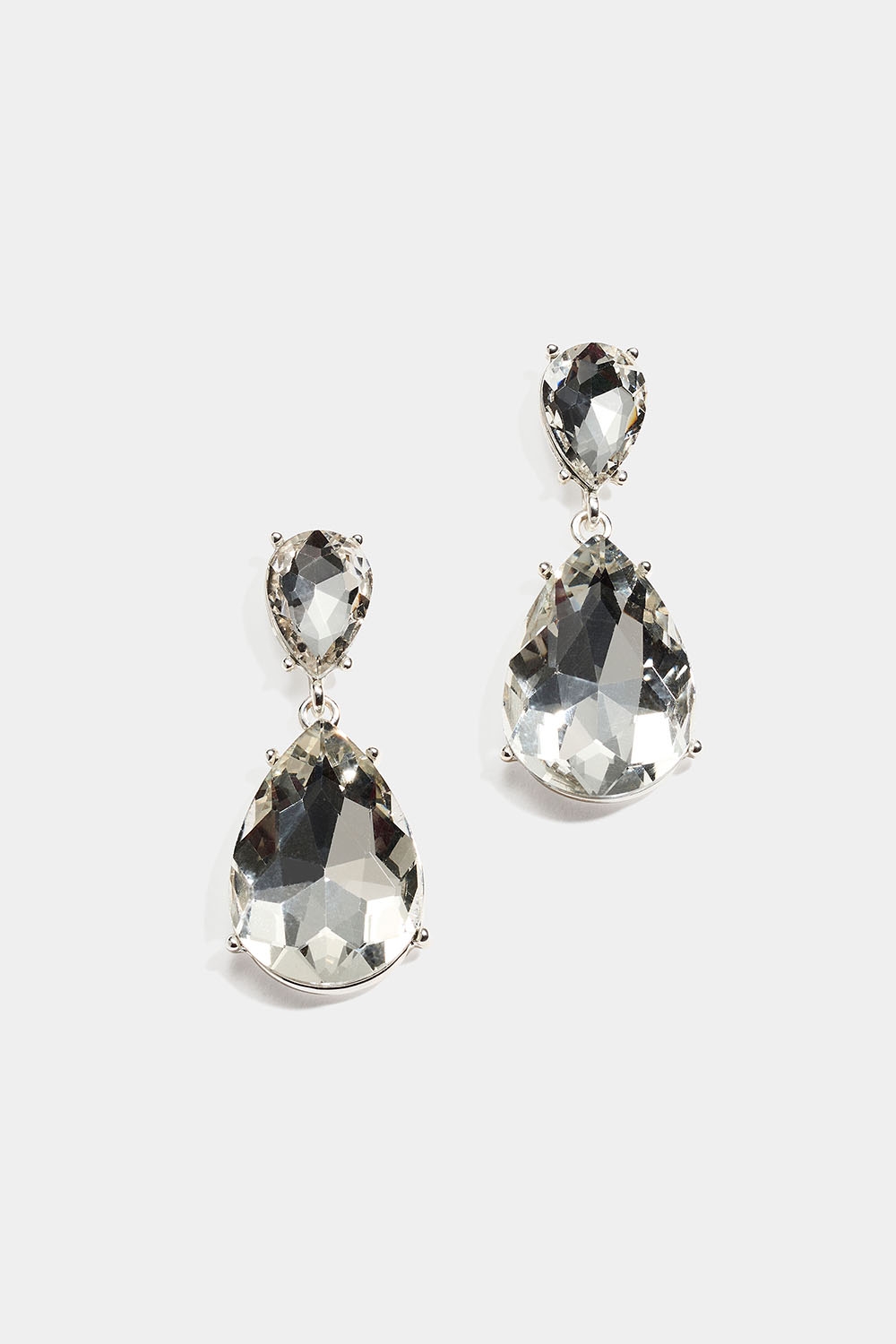 Korvakorut, joissa on valkoisia pisaranmuotoisia lasikiviä ryhmässä Korut / Korvakorut / Strassikorvakorut @ Glitter (253010390201)