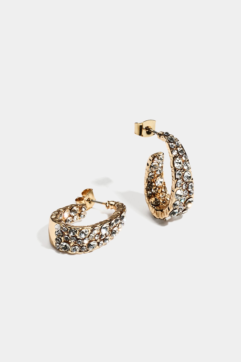 Leveät, soikeat kullanväriset korvarenkaat, joissa strasseja ryhmässä Korut / Korvakorut / Strassikorvakorut @ Glitter (253010400202)