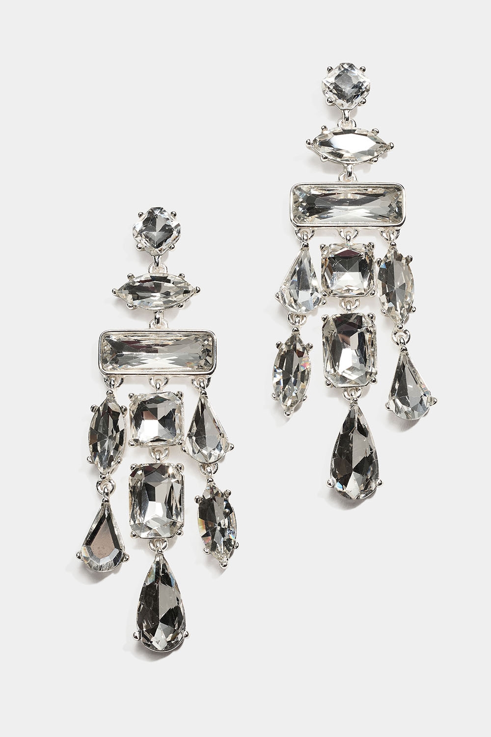 Isot Korvakorut, joissa on erimuotoisia lasikiviä ryhmässä Korut / Korvakorut / Strassikorvakorut @ Glitter (253010440201)