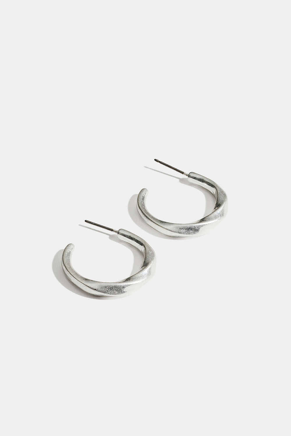 Väännetyt korvarenkaat harjattua metallia ryhmässä Korut / Korvakorut / Korvarenkaat @ Glitter (253010471001)