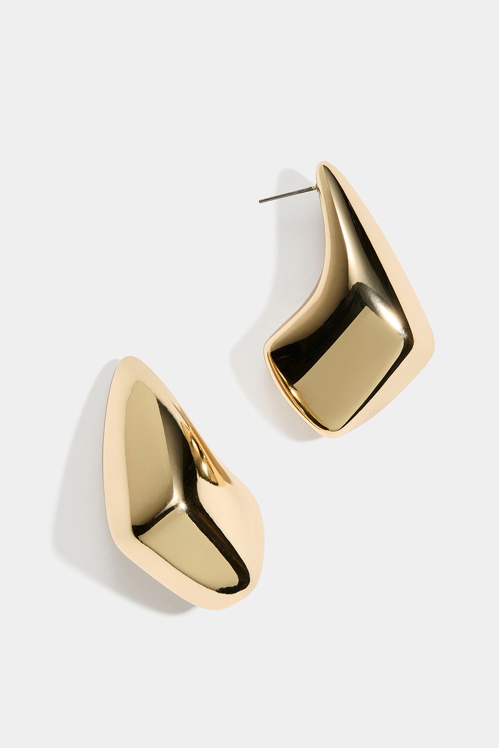 Suuret, kulmikkaiden pisaroiden muotoiset kullanväriset korvakorut ryhmässä Store week / @ Glitter (253010542002)