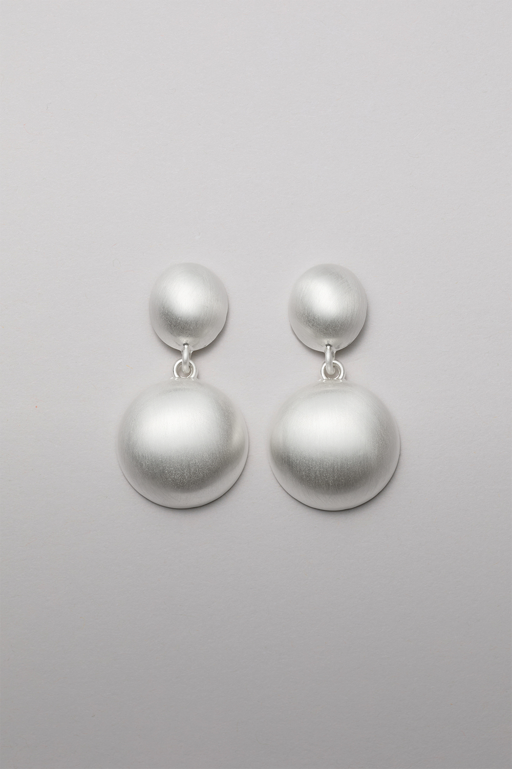 Korvakorut, joissa on ympyröitä ja harjattu pinta ryhmässä Korut / Korvakorut @ Glitter (253010591001)