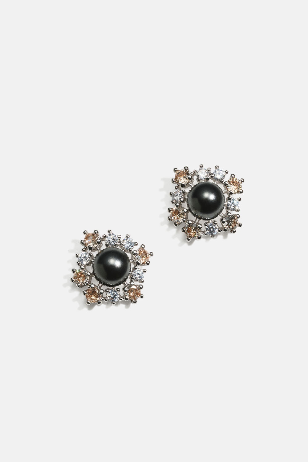 New Emily earrings - Jet Pearl ryhmässä Korut / Korvakorut / Nappikorvakorut @ Glitter (253010619001)