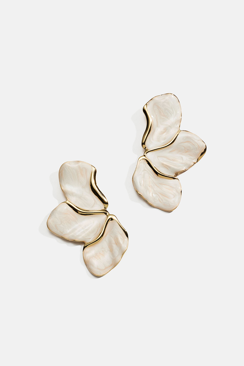 Valkoiset terälehtien muotoiset korvakorut ryhmässä Korut / Korvakorut @ Glitter (253010753002)