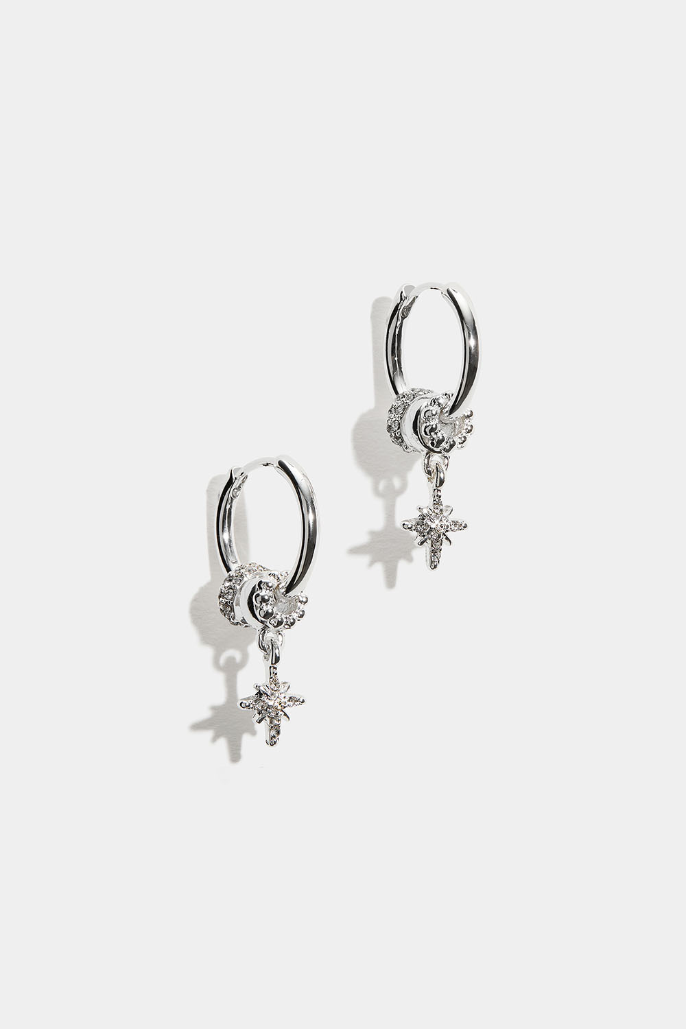 Korvarenkaat, joissa pyöreitä riipuksia ja tähtiä ryhmässä Korut / Korvakorut / Korvarenkaat / Korvarenkaat riipuksilla @ Glitter (253010911001)