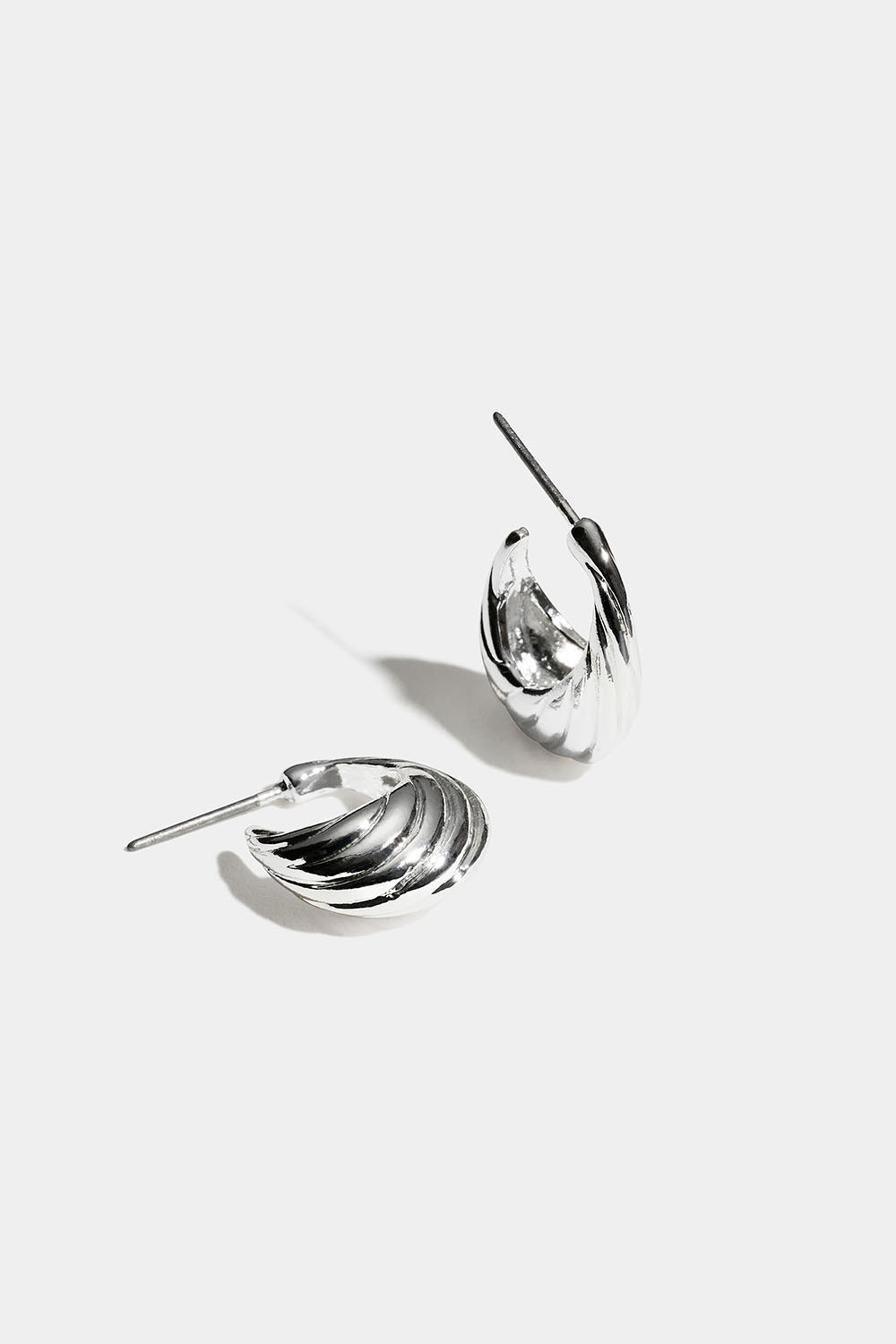 Muhkeat korvarenkaat, joissa kierretty muotoilu ryhmässä Korut / Korvakorut / Korvarenkaat @ Glitter (253010921001)