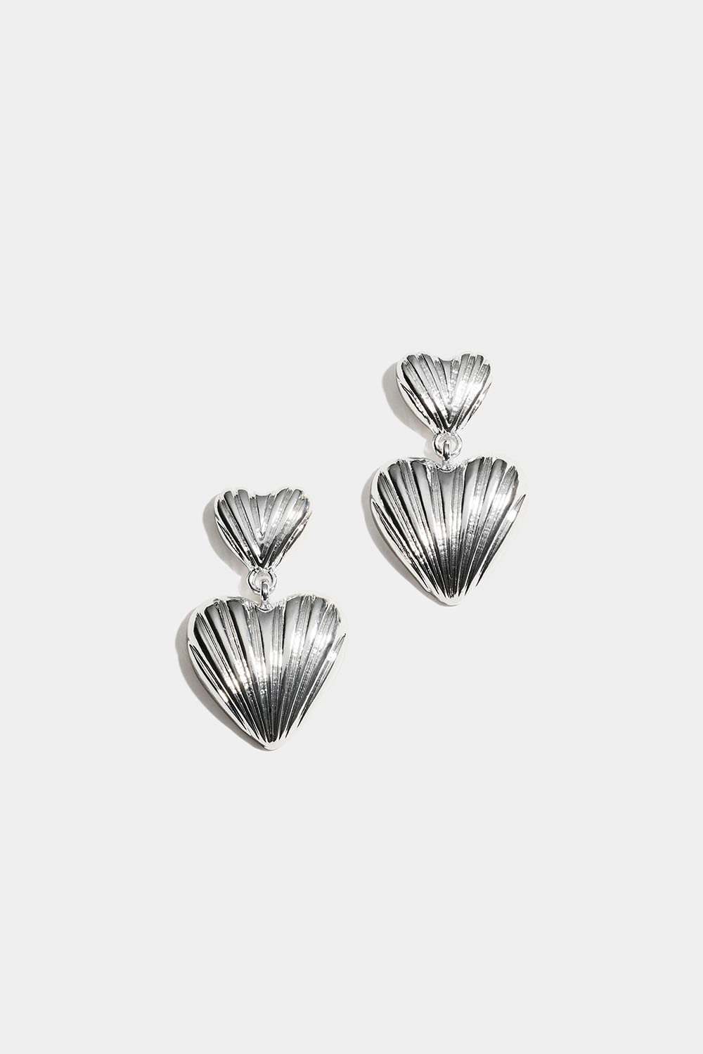 Uurretut korvakorut, joissa kaksi sydäntä ryhmässä Korut / Korvakorut @ Glitter (253010941001)