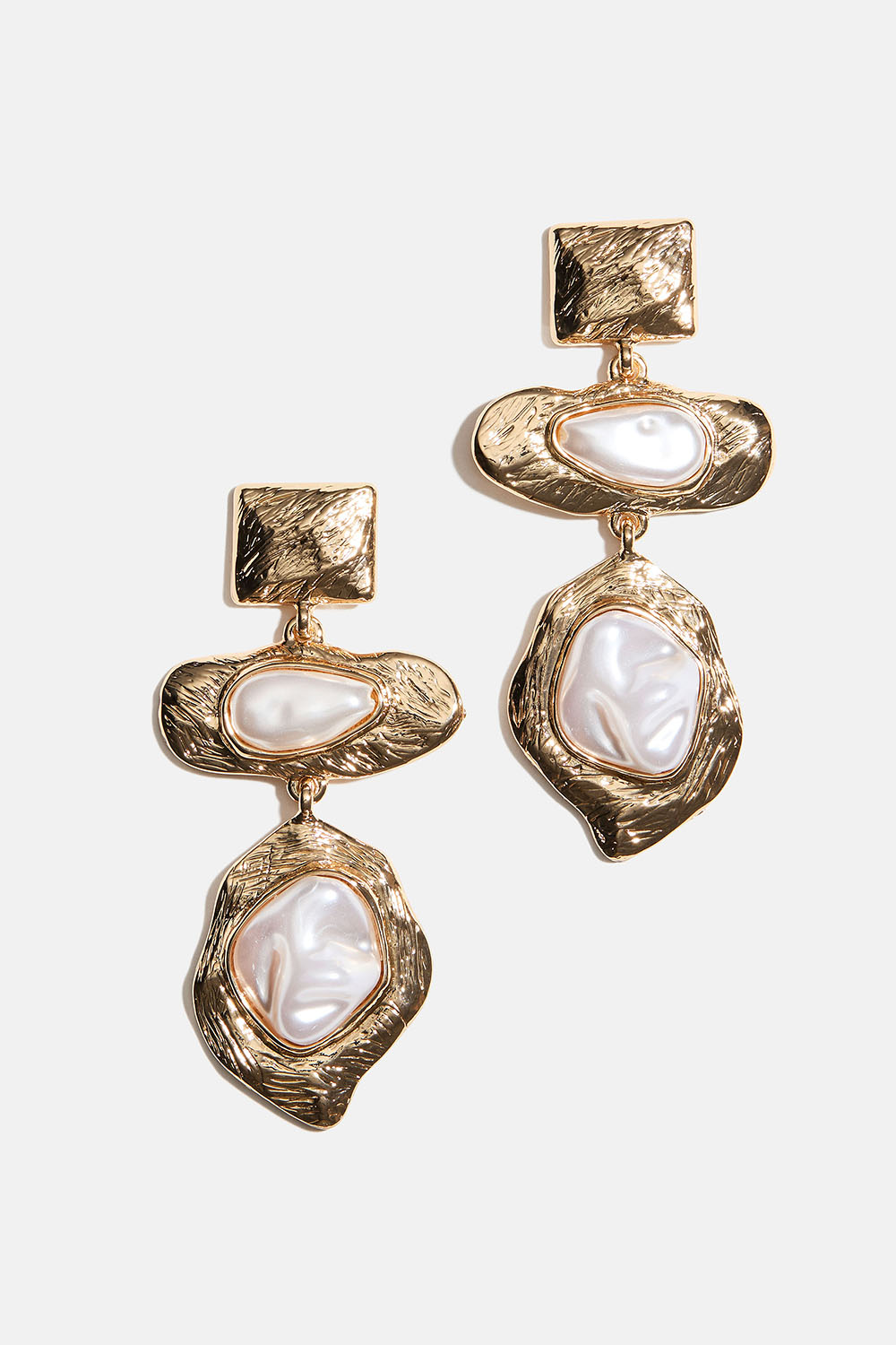 Kullanväriset korvakorut, joissa orgaanisen muotoisia valkoisia helmiä ryhmässä Korut / Korvakorut @ Glitter (253011282002)