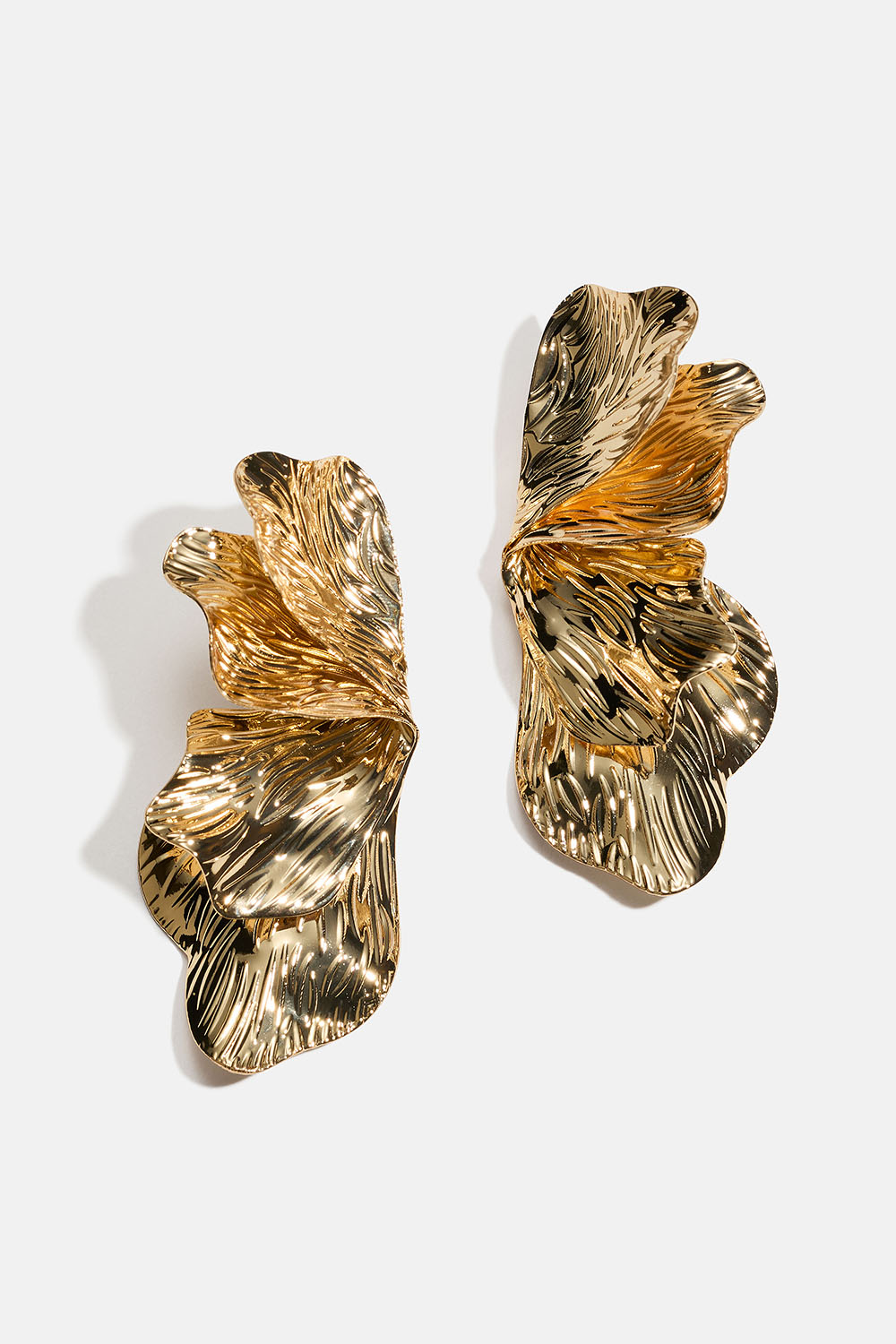 Terälehden muotoiset kullanväriset klipsikorvakorut ryhmässä Korut / Korvakorut / Klipsikorvakorut @ Glitter (253011312002)