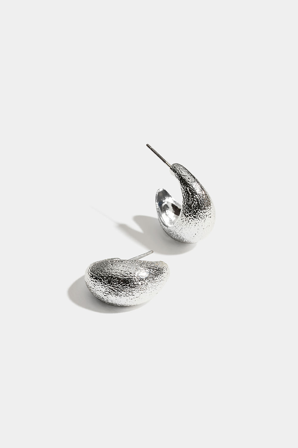 Muhkeat korvarenkaat, joissa taottu muotoilu ryhmässä Korut / Korvakorut / Korvarenkaat @ Glitter (253011611001)