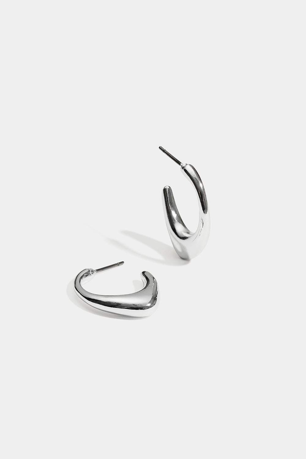 Teräväkärkiset korvarenkaat ryhmässä Korut / Korvakorut / Korvarenkaat @ Glitter (253011991001)