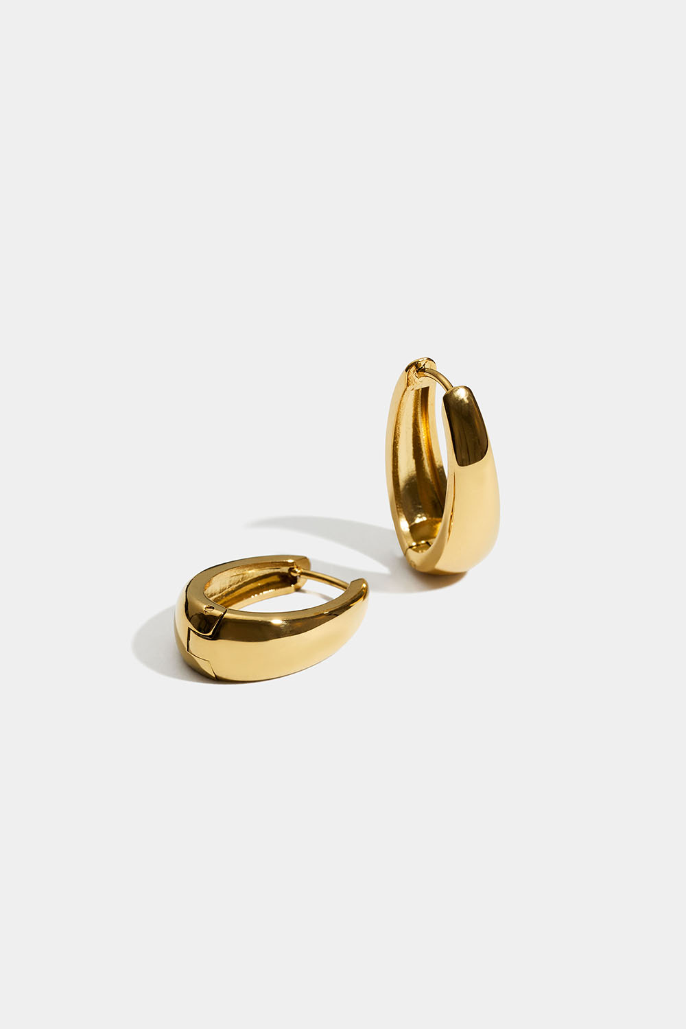 Soikeat teräksiset korvarenkaat, joissa on 18k kultaus ryhmässä Stainless Steel / 18 karaatin kullattua terästä @ Glitter (253012142000)