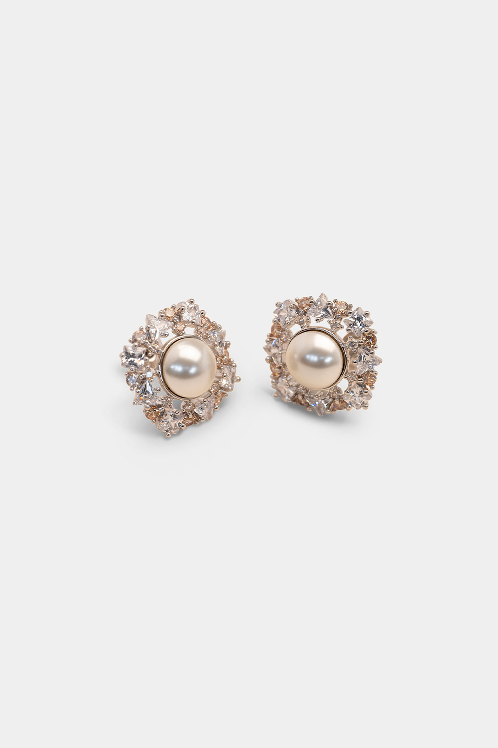 Leoni earrings - Ivory ryhmässä Lily and Rose - Korvakorut @ Glitter (253746801000)