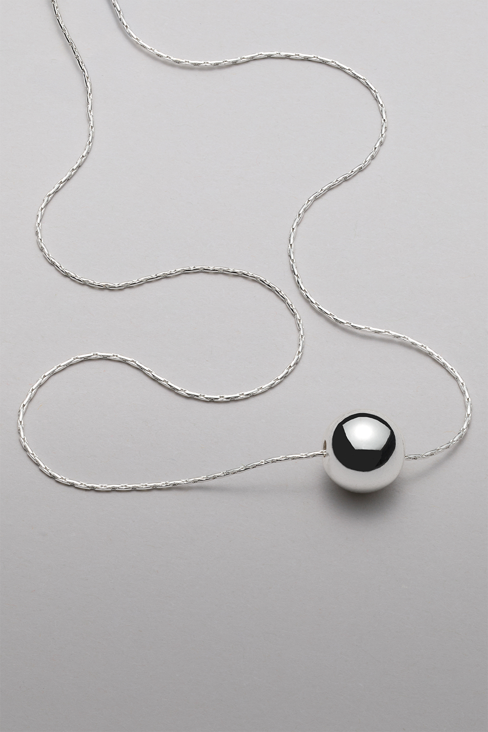Kaulakoru, jossa pyöreä ketju ja hopeainen helmi ryhmässä Korut / Kaulakorut / Kaulakorut riipuksella @ Glitter (254002481001)