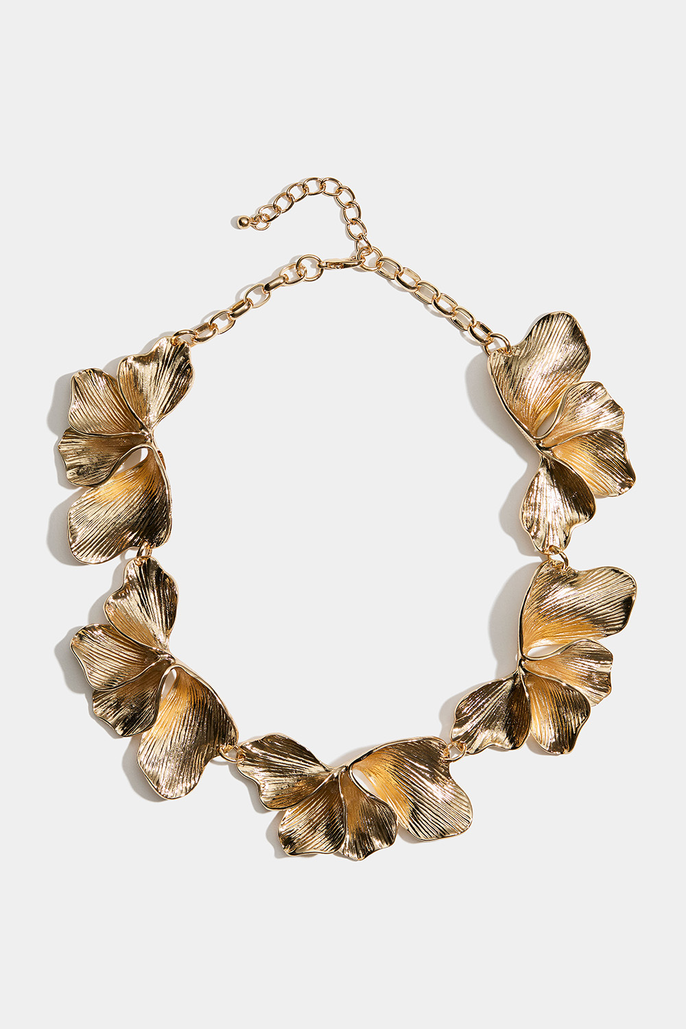 Kullanvärinen kaulakoru, jossa suuria terälehtiä ryhmässä Korut / Kaulakorut @ Glitter (254002602002)