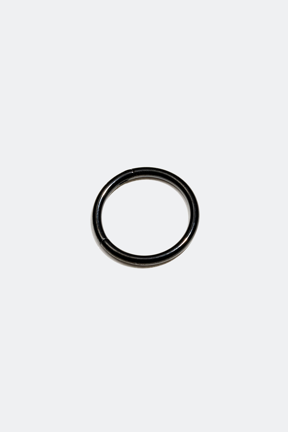 Musta lävistysrengas, 10 mm, clicker-kiinnitys ryhmässä Korut / Lävistyskorut @ Glitter (255000569000)