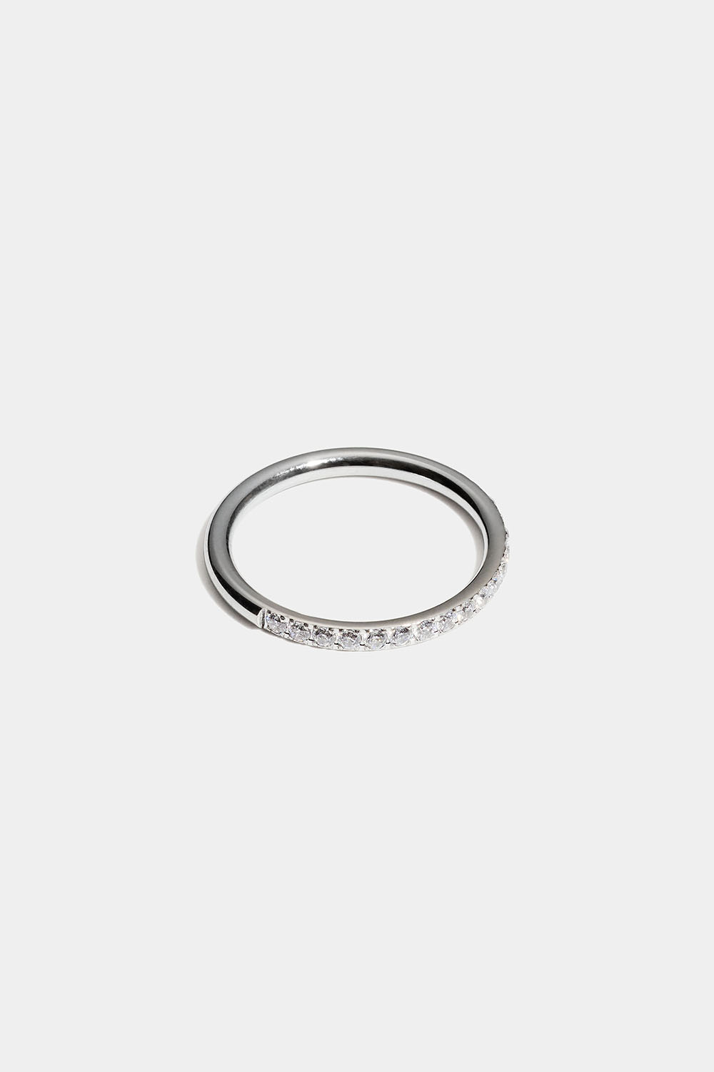 Kapea terässormus, jossa on Cubic Zirconia -kivi ryhmässä Teräs / Teräksiset sormukset @ Glitter (25600073)