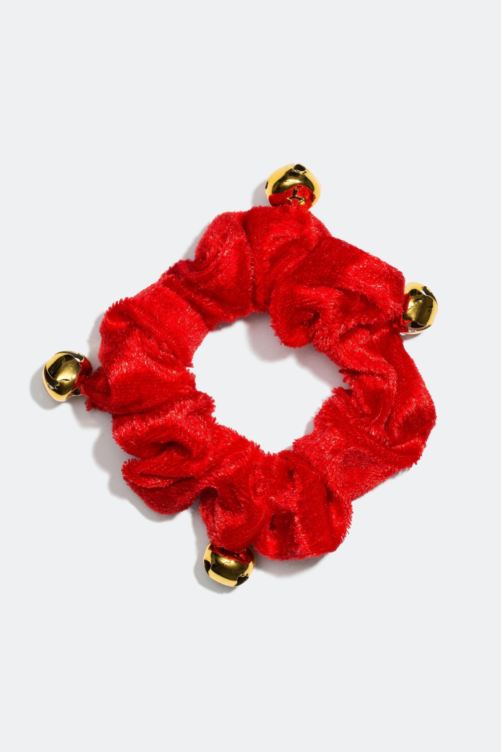 Punainen scrunchie kulkusilla