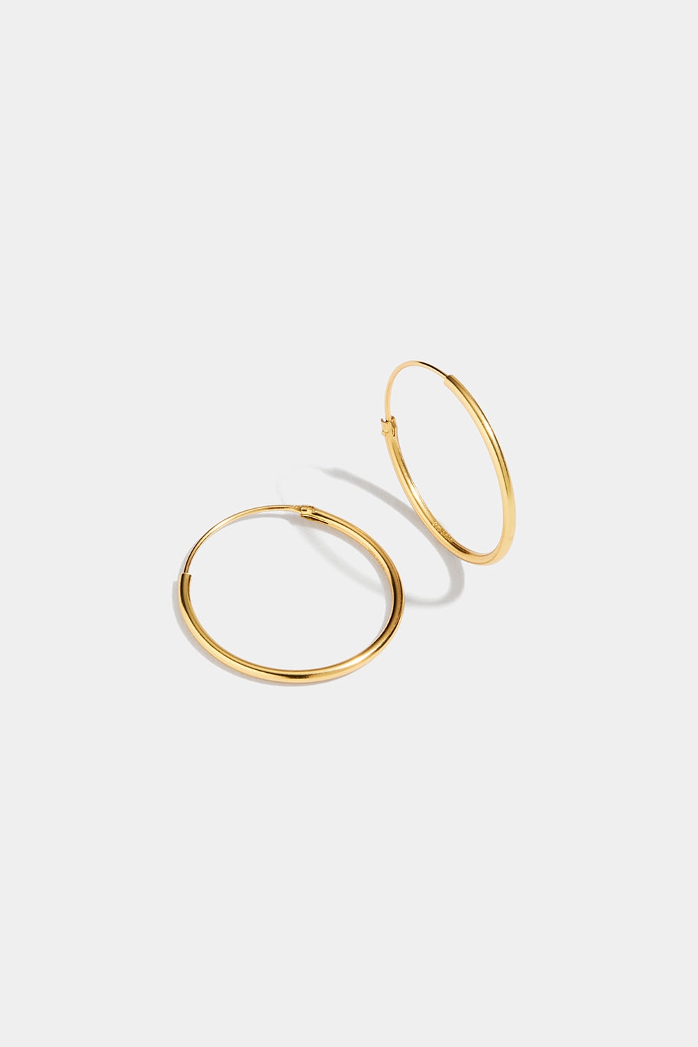Ohuet korvarenkaat aitoa 18K kullattua hopeaa, 2 cm ryhmässä 18 karaatin kullattua hopeaa / Korvakorut 18 karaatin kulta @ Glitter (325470661000)