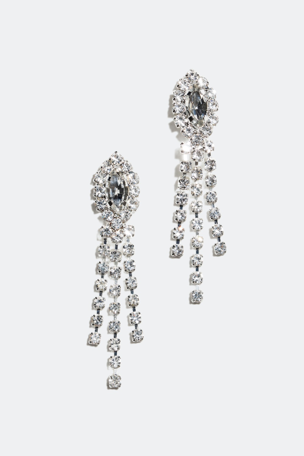 Soikea kivi ja roikkuvia strassilenkkejä ryhmässä Korut @ Glitter (325728011000)