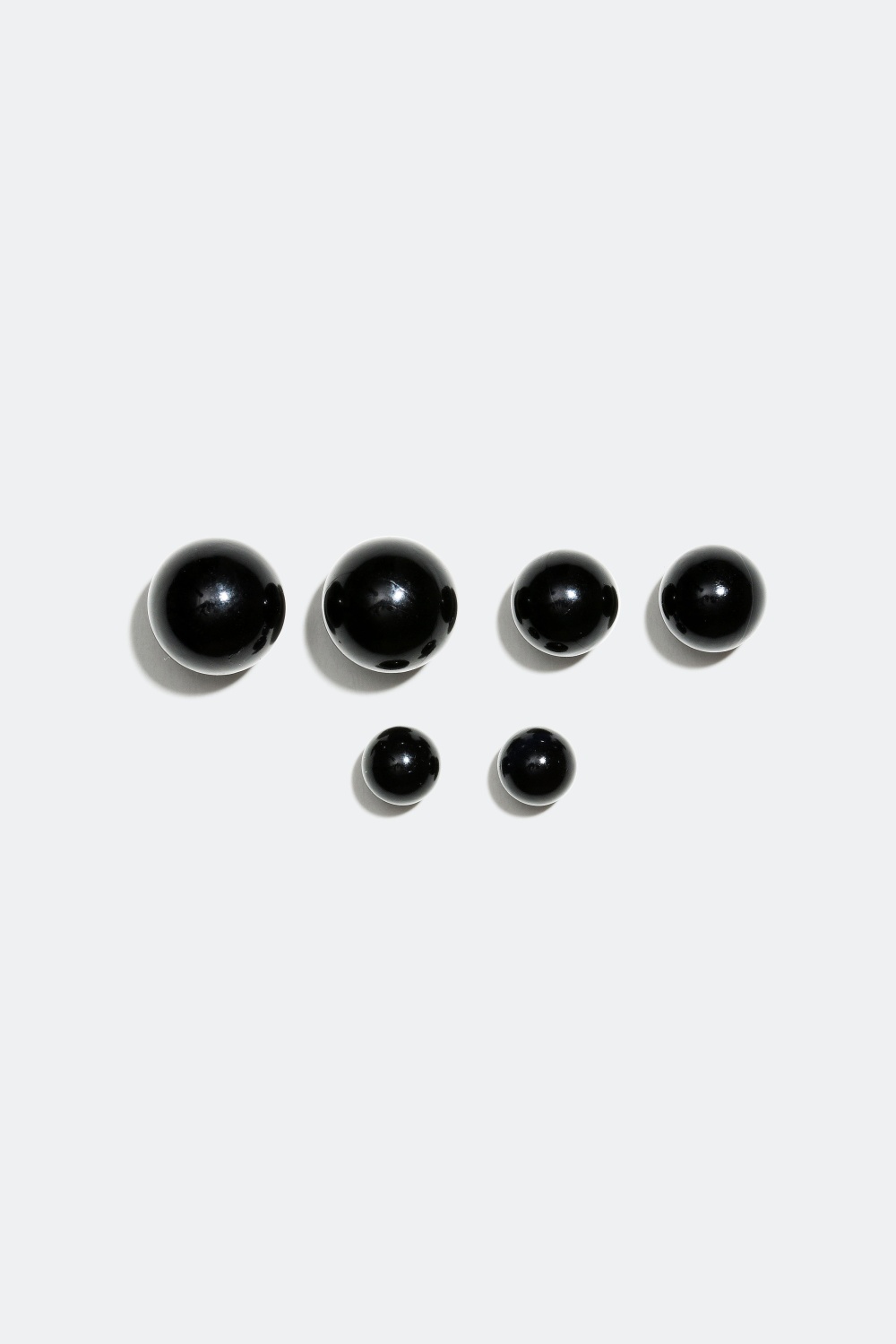 Nappikorvakorut, joissa mustia helmiä, 3 paria ryhmässä Kaikki korut / Korvakorut / Monipakkaus @ Glitter (326762)