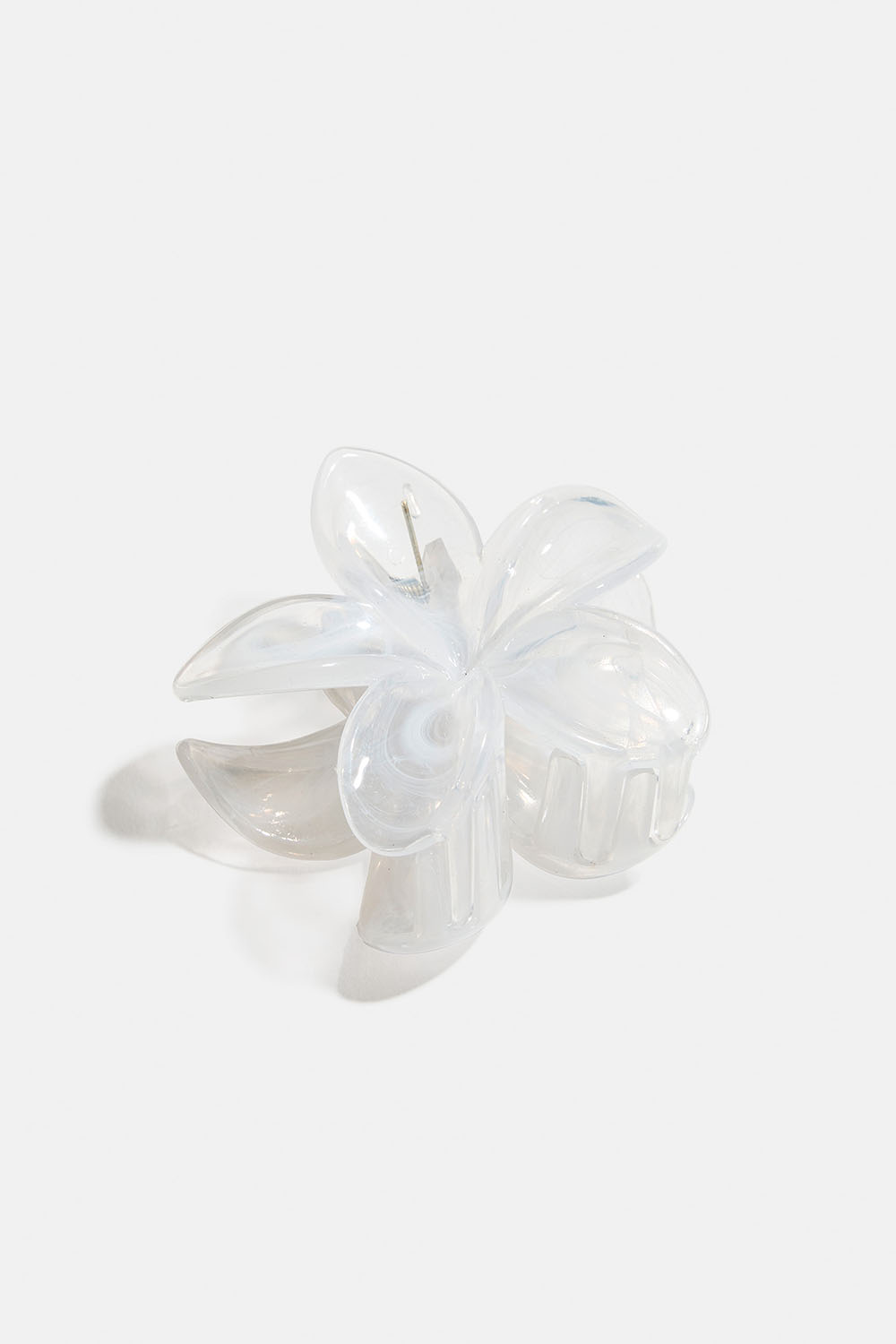 Harmaanvalkea kukkaklipsi ryhmässä Hiustuotteet / Hiuspinnit ja -klipsit / Hiusklipsit @ Glitter (331001743000)