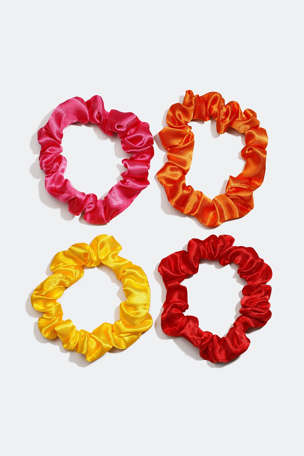 Kiiltäväpintaiset hiusdonitsit: oranssi, punainen, keltainen ja vaaleanpunainen, 4 pakk. ryhmässä Hiustuotteet / Scrunchie-hiusdonitsit / Monipakkaus @ Glitter (332000376400)