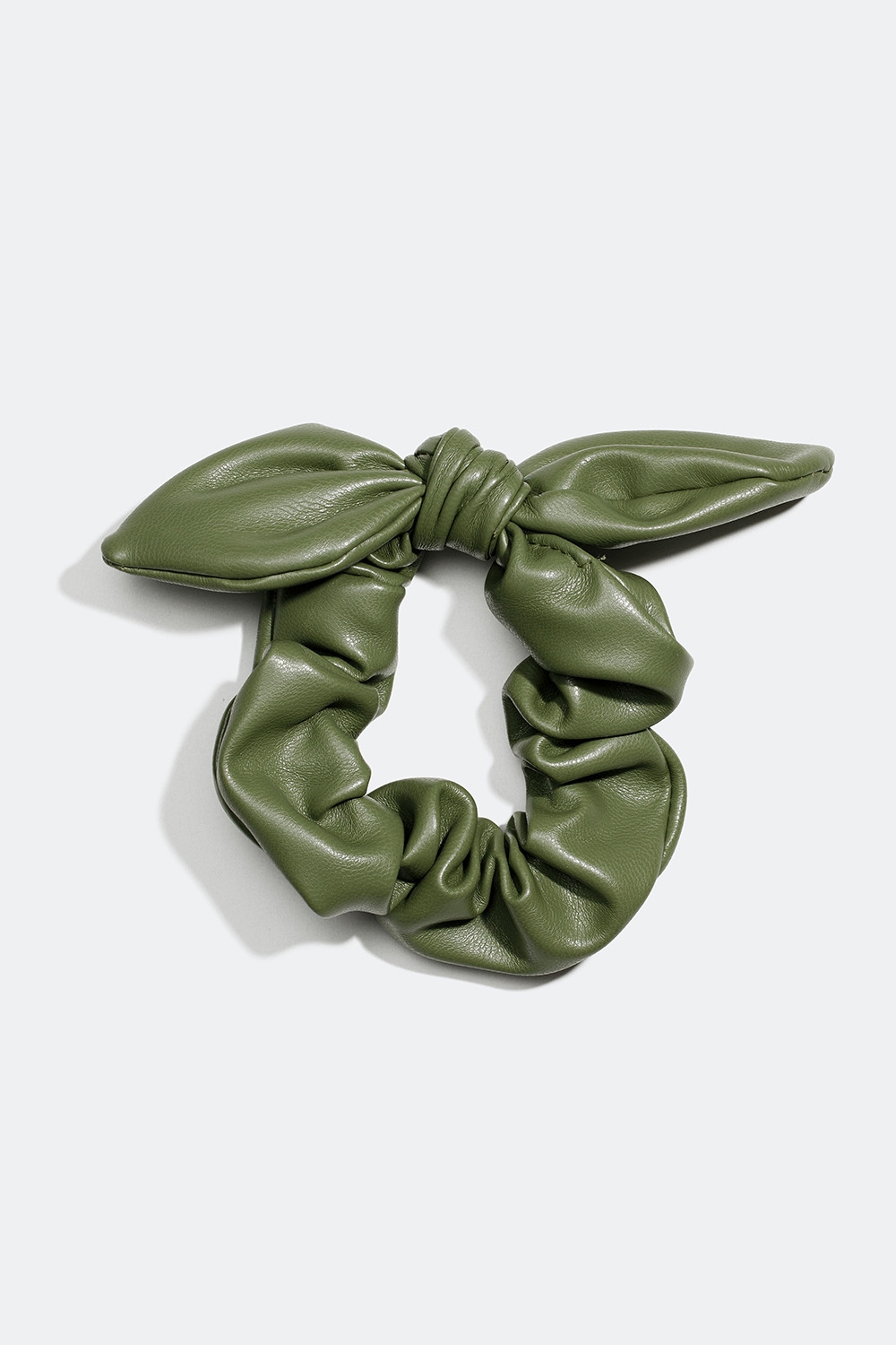 Vihreä tekonahkainen hiusdonitsi rusetilla ryhmässä Hiustuotteet / Scrunchie-hiusdonitsit @ Glitter (332000647700)